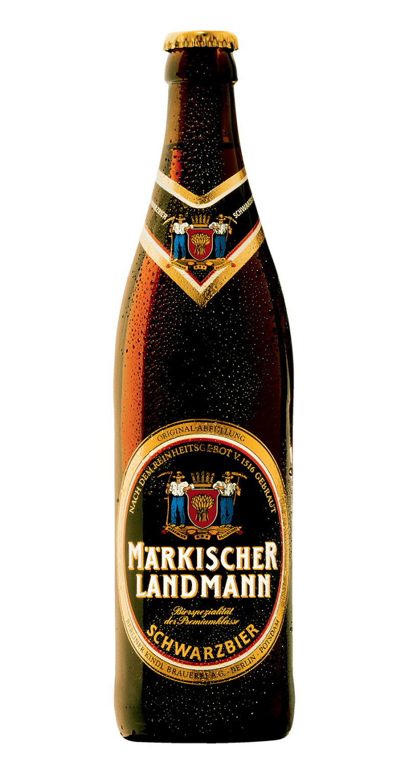 Eine geschlossene Bierflasche mit historischer goldener und dunkelblauer Etikettierung steht vor einem unscharfen Hintergrund.